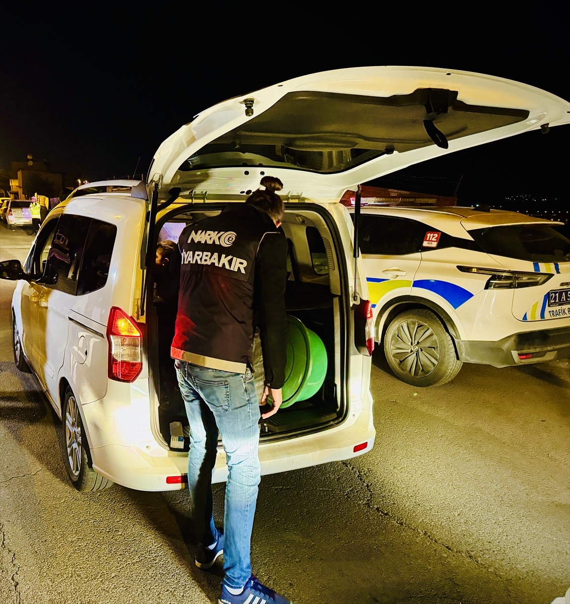 Diyarbakır'da 300 polisin katılımıyla "Narko Hançer" uygulaması gerçekleştirildi.