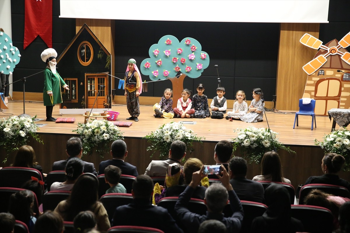 Diyarbakır'da anaokulu öğrencilerinin sahneleyecekleri tiyatro oyunlarını sanatseverlerle...