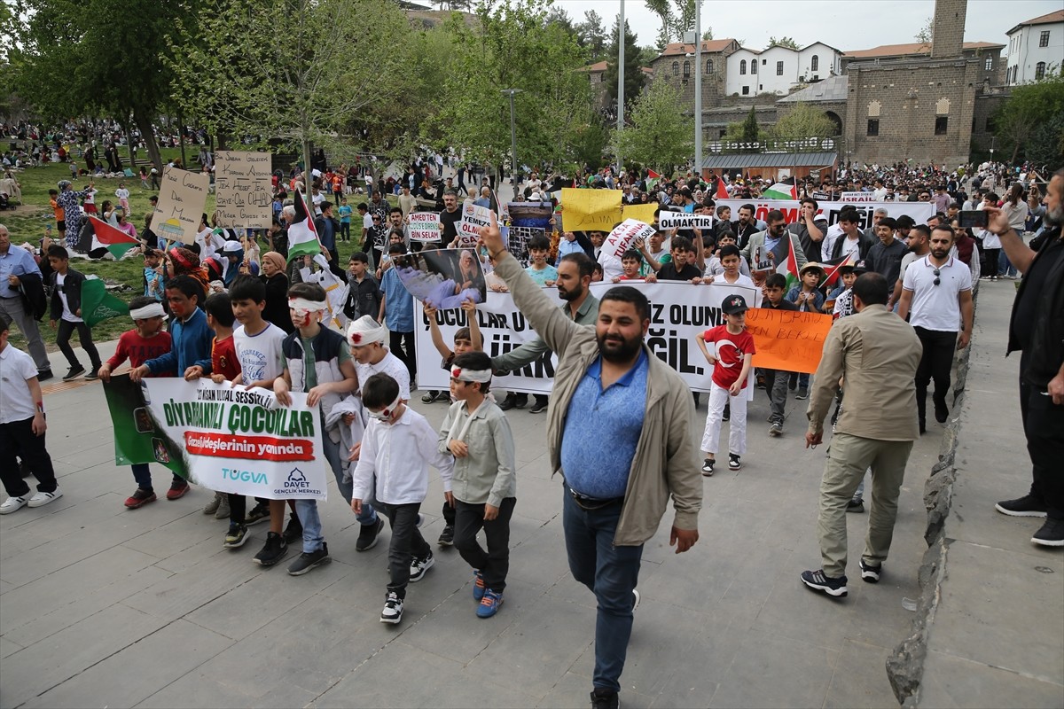 Diyarbakır'da çocuklar, 23 Nisan Ulusal Egemenlik ve Çocuk Bayramı'nda Gazze'deki yaşıtlarına...