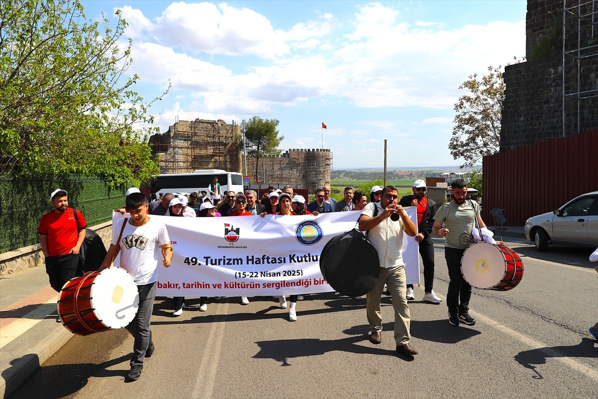 Diyarbakır'da Turizm Haftası etkinlikleri kapsamında kortej yürüyüşü gerçekleştirildi. Diyarbakır...