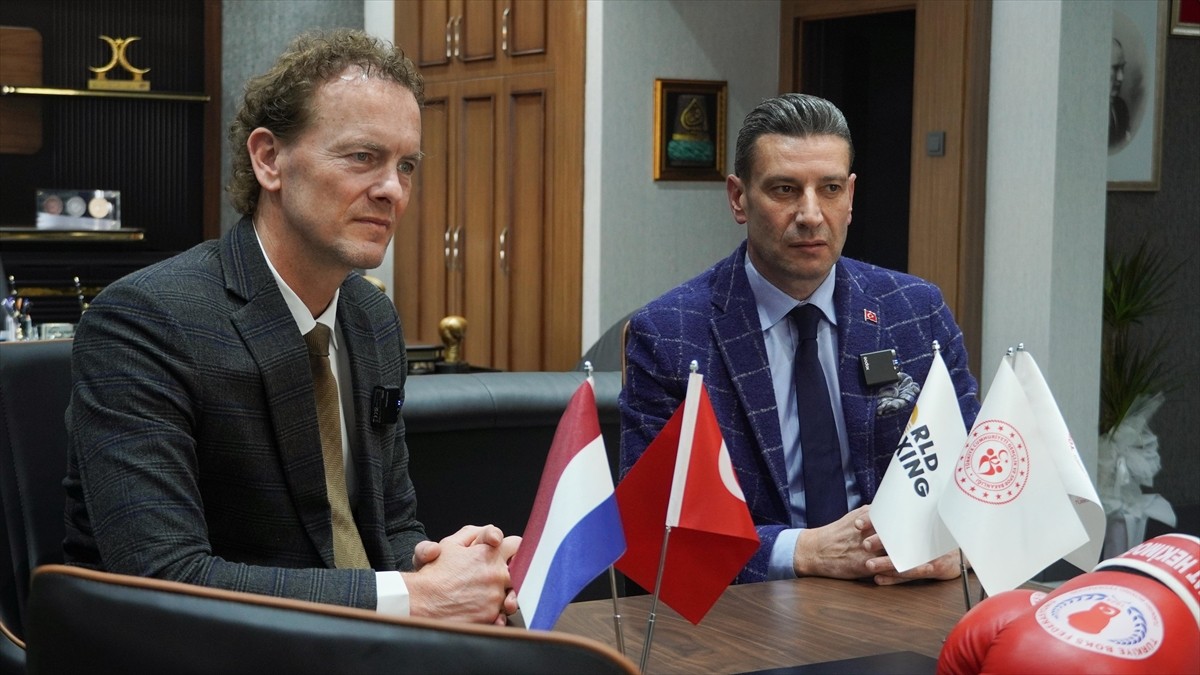 Dünya Boks (World Boxing) Başkanı Boris van der Vorst (solda), Türkiye Boks Federasyonu Başkanı...