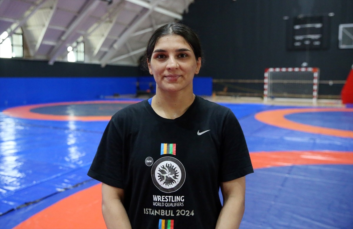 Dünya ve Avrupa şampiyonu milli güreşçi Nesrin Baş, Avrupa Şampiyonası'na altın madalya hedefiyle...