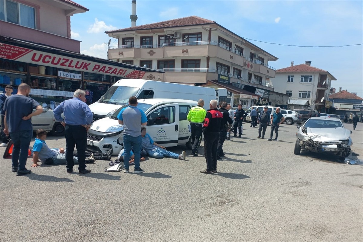 Düzce'nin Kaynaşlı ilçesinde hafif ticari araç ile otomobilin çarpışması sonucu 7 kişi yaralandı....