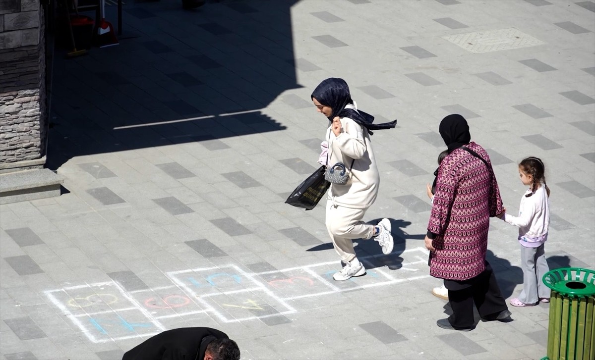 Düzce Belediyesi, 23 Nisan Ulusal Egemenlik ve Çocuk Bayramı kapsamında kaldırımlara çizilen...