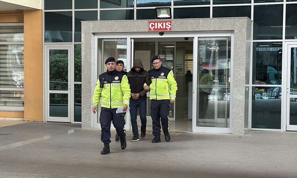  Edirne'de 8 düzensiz göçmenin yakalandığı kamyonetin sürücülüğünü yapan İstanbul Büyükşehir...