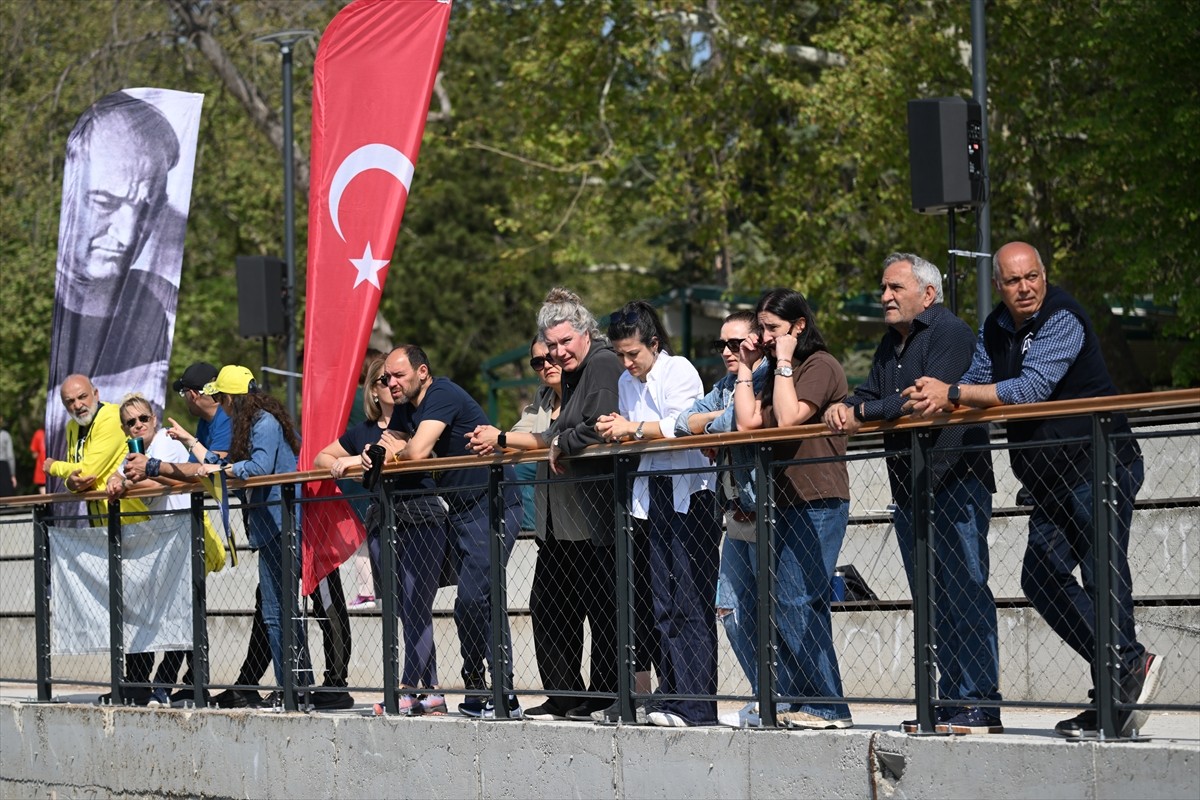 Edirne'de düzenlenen Uluslararası Meriç Kürek Yarışları'nda ikinci gün yarışları başladı....