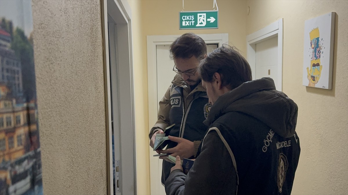 Edirne'de düzensiz göçmenlere yönelik uygulamada 4 kişi yakalandı. İl Emniyet Müdürlüğü ve İl Göç...