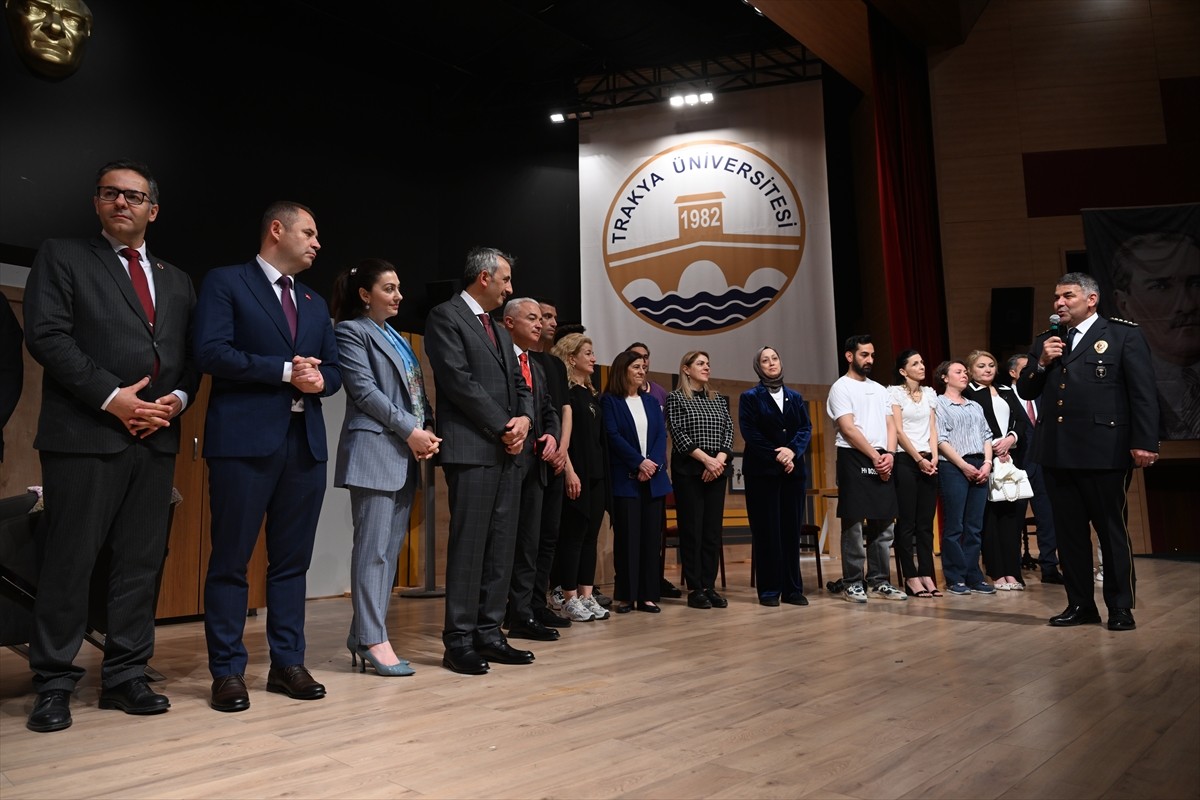 Edirne'de emniyet mensuplarından oluşan tiyatro grubunun sahnelediği oyunla, uyuşturucuyla...