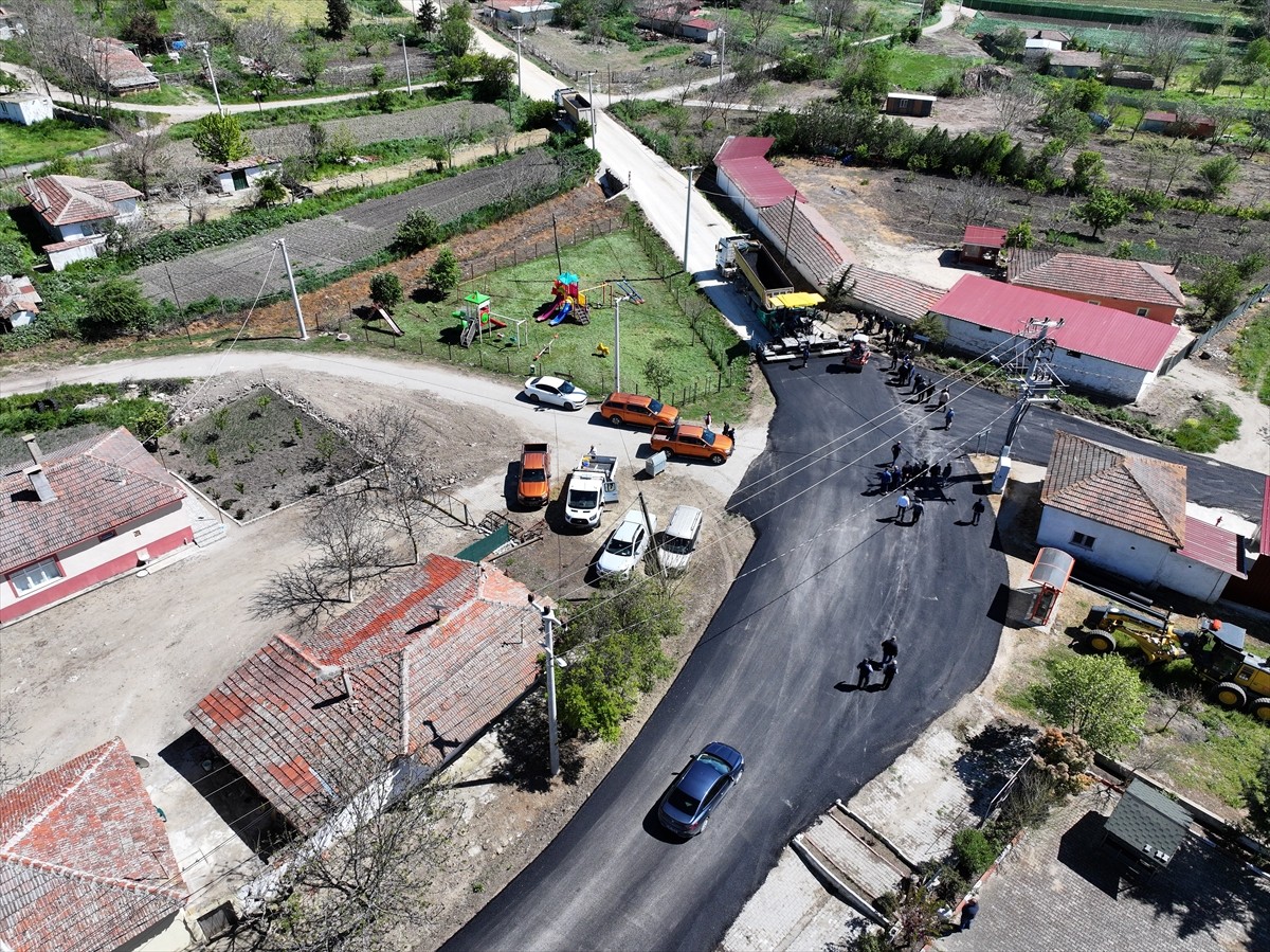 Edirne'de, İl Özel İdaresi tarafından Ahi köyünde sıcak asfalt çalışmaları başlatıldı.