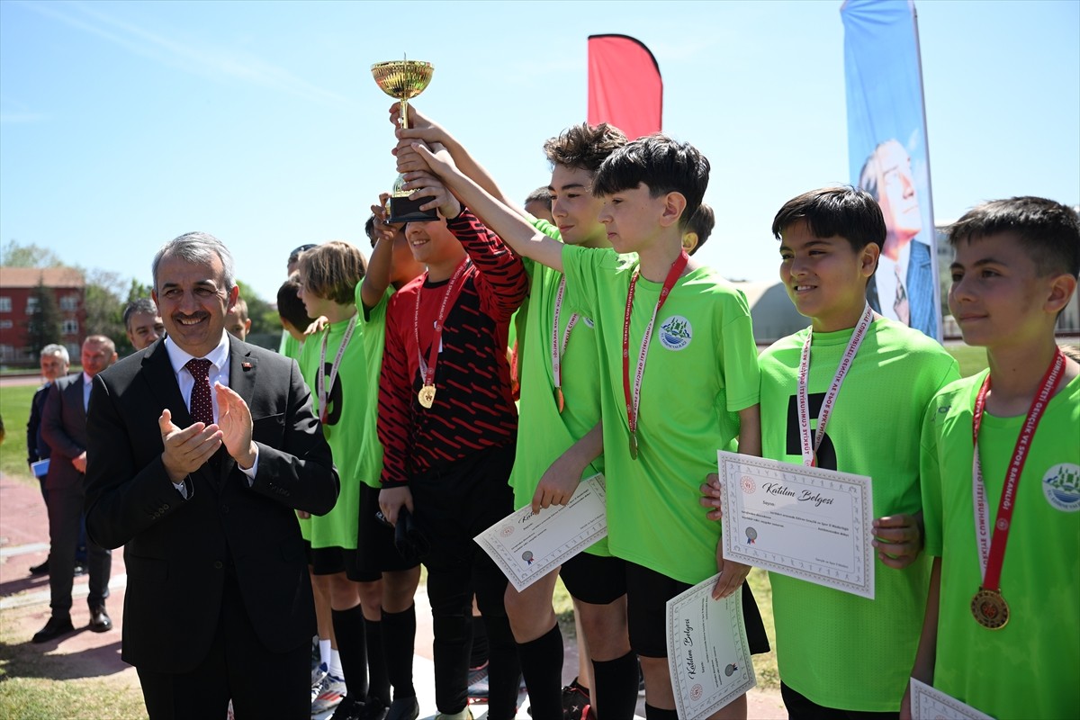 Edirne'de Mahalle Ligi Projesi'nin finali Şükrüpaşa Atletizm Sahası'nda gerçekleştirildi. Dereceye...