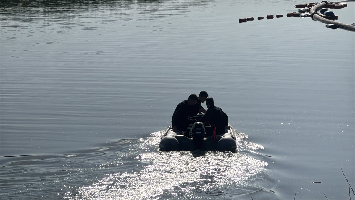 Edirne'de, Meriç Nehri'nde kaybolduğu iddia edilen çocuğun bulunması için çalışma...