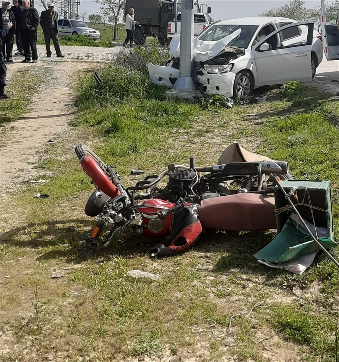 Edirne'nin Meriç ilçesinde otomobille çarpışan motosikletin sürücüsü ağır yaralandı.