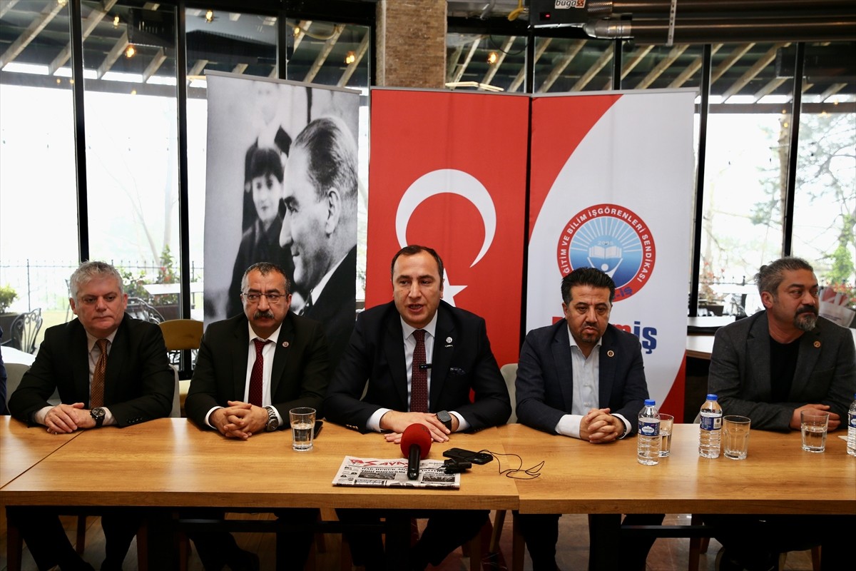 Eğitim ve Bilim İşgörenleri Sendikası (Eğitim-İş) Genel Başkanı Kadem Özbay (ortada), Giresun...