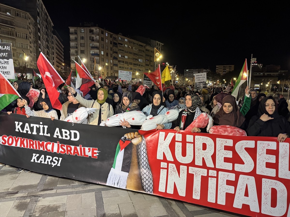 Elazığ'da, İsrail'in Filistin'e yönelik saldırılarını protesto etmek amacıyla "Siyonizme karşı...