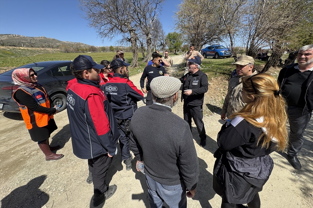 Elazığ’da kaybolan 65 yaşındaki Suat Dal'ın bulunması için havadan ve karadan arama çalışması...