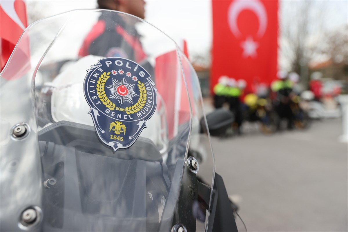 Emniyet Genel Müdürlüğünce Kayseri Emniyet Müdürlüğüne tahsis edilen 21 araç törenle hizmete...