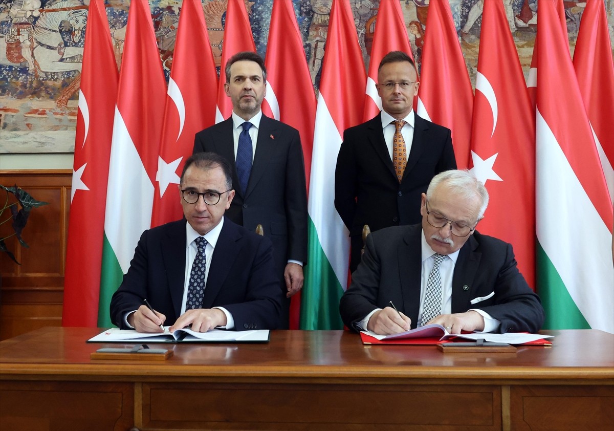 Enerji ve Tabii Kaynaklar Bakanı Alparslan Bayraktar, Macaristan'ın başkenti Budapeşte'de...