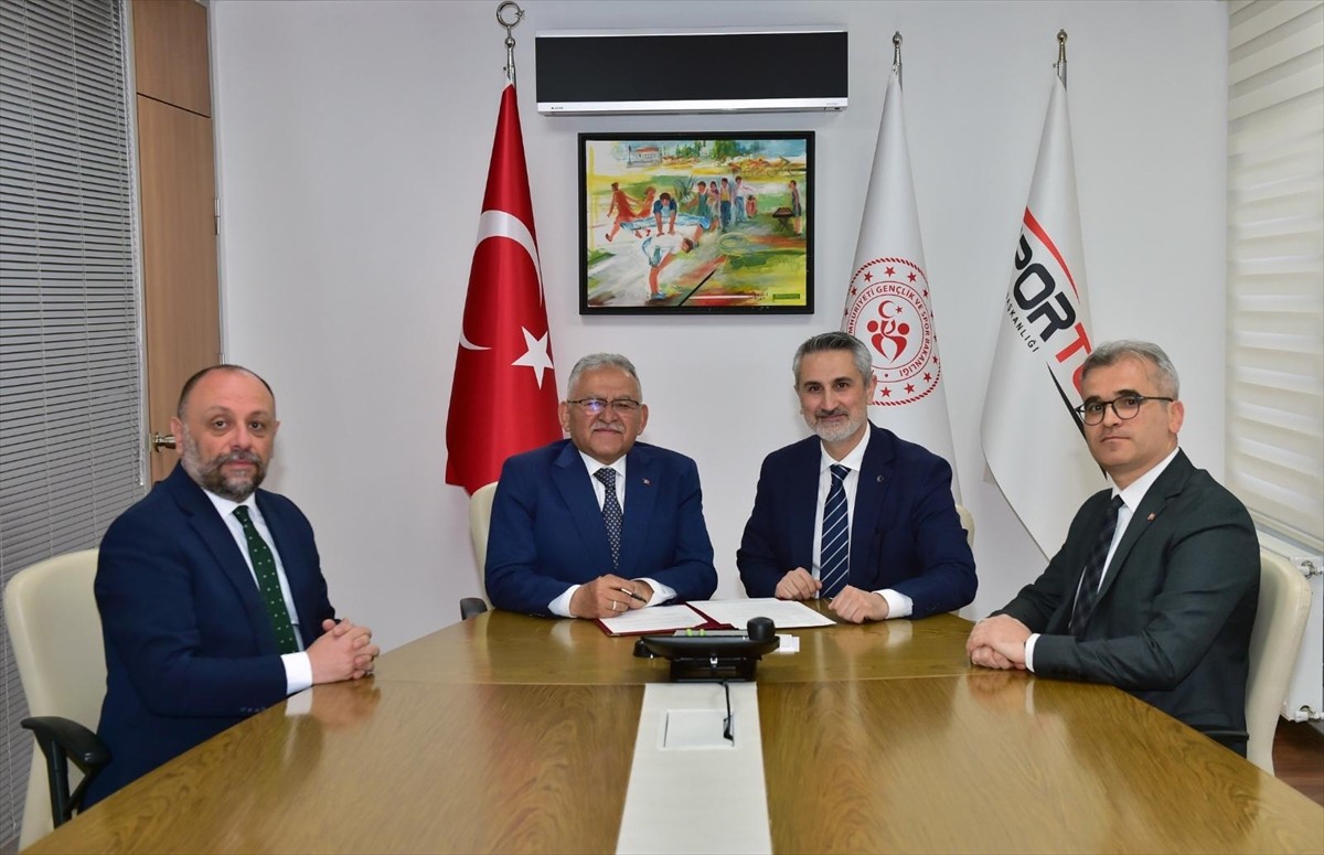  Erciyes Yüksek İrtifa Kamp Merkezi'ne yapılacak atletizm pisti için protokol imzalandı. Erciyes'e...