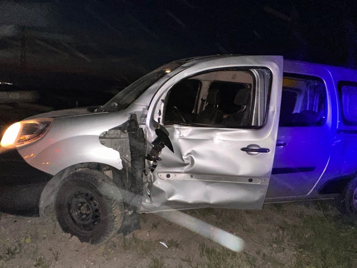 Ergene ilçesinde hafif ticari araçla çarpışan motosikletin sürücüsü yaşamını yitirdi.