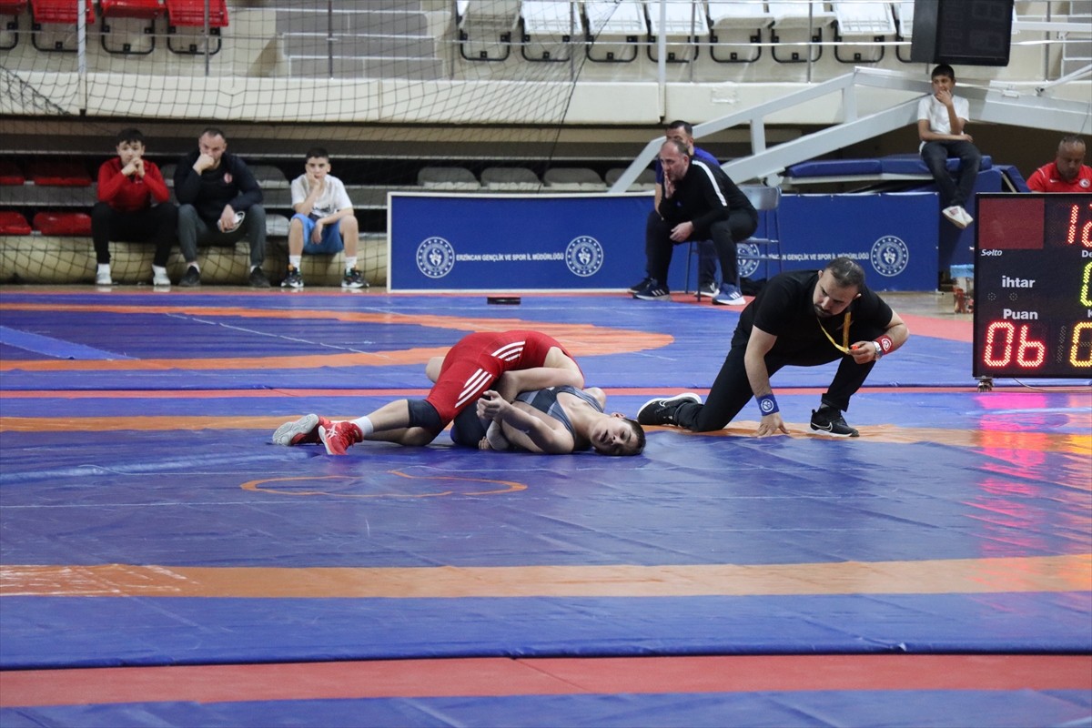 Erzincan'da 35 ilden 725 sporcunun katılımıyla düzenlenen 15 Yaş Altı Türkiye Güreş Grup...