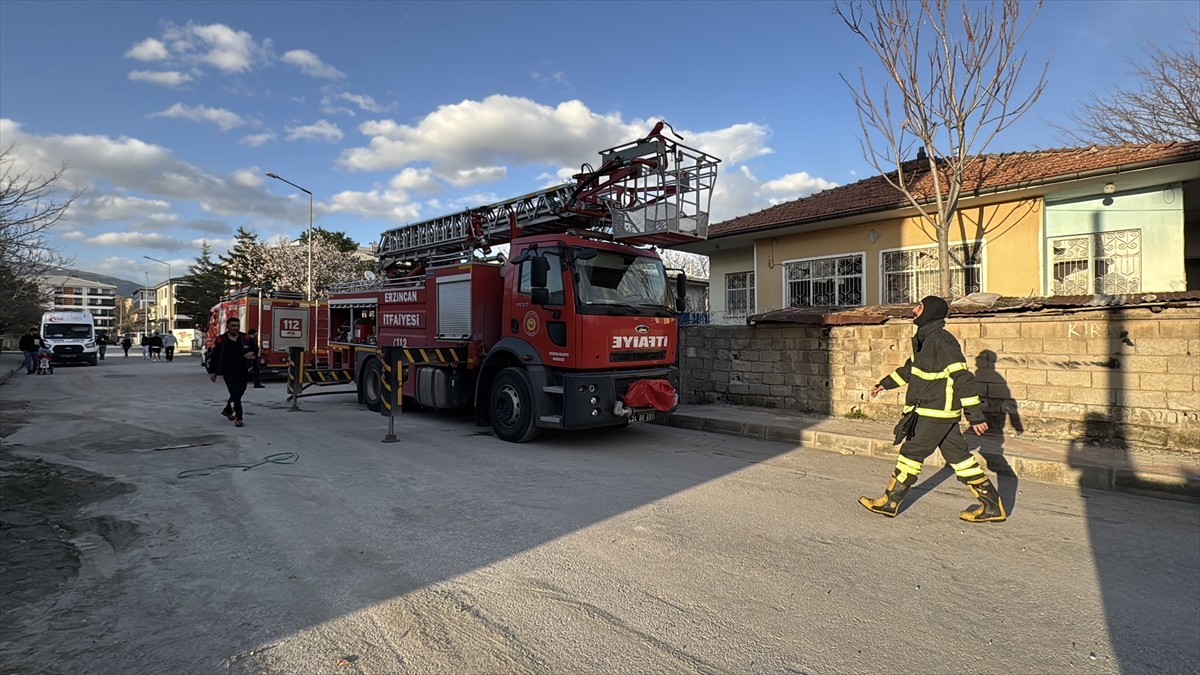 Erzincan'da müstakil evde çıkan yangın itfaiye ekiplerince söndürüldü. 