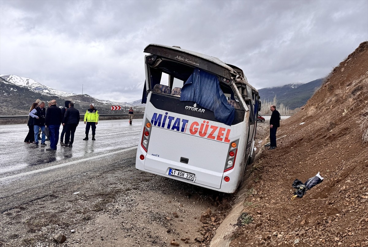 Erzurum'da bir fabrikanın servis midibüsü yamaca çarparak durabildi, 1 kişi öldü, 16 kişi...