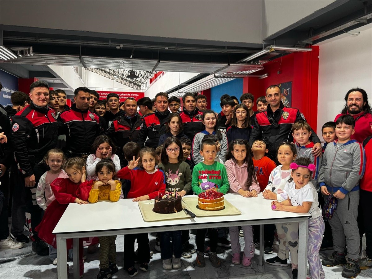 Erzurum'da bir okulda kavga çıktığı yönündeki ihbar üzerine adrese giden polis ekipleri...