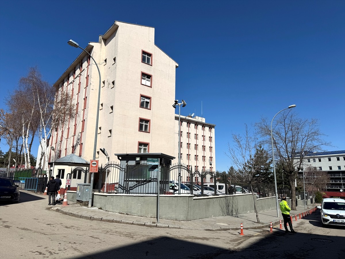 Erzurum'da bir polis, kontrol ettiği silahın kazara ateş alması sonucu mesai arkadaşını...