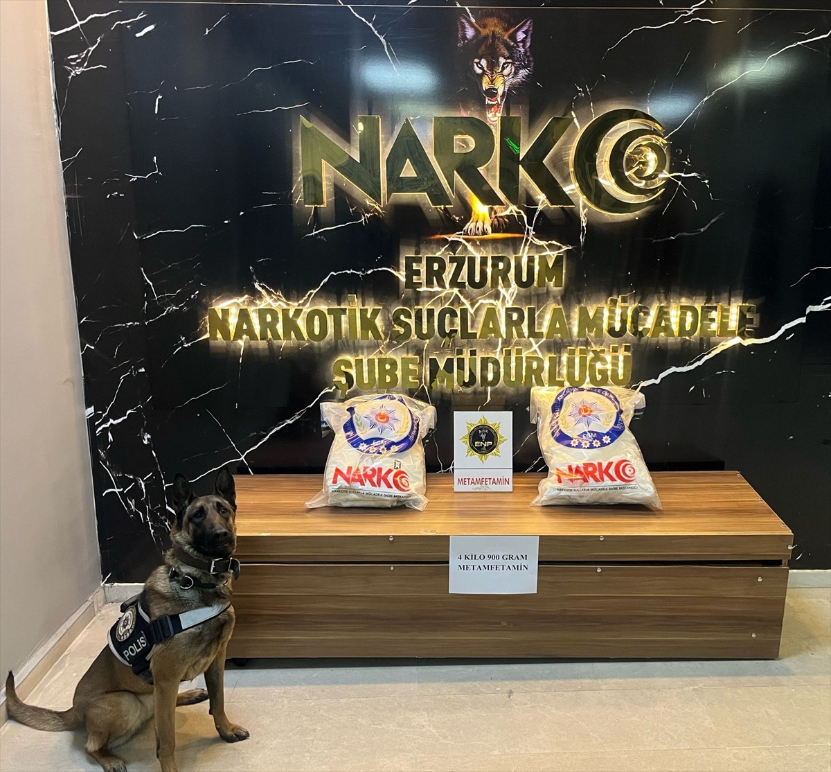 Erzurum'da polis ekipleri ve narkotik madde arama köpeği Hera desteğiyle yapılan çalışmalarda 9...