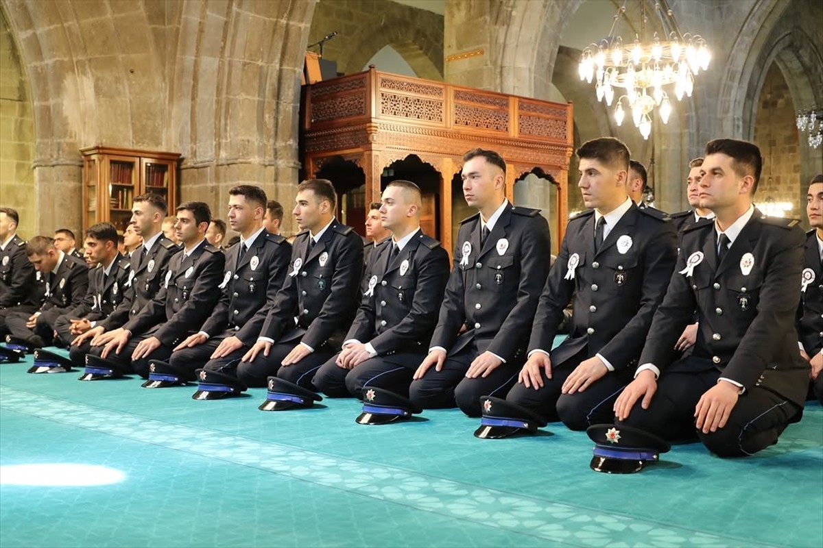Erzurum'da, Türk Polis Teşkilatının 180. kuruluş yıl dönümü nedeniyle şehitler için tarihi Ulu...