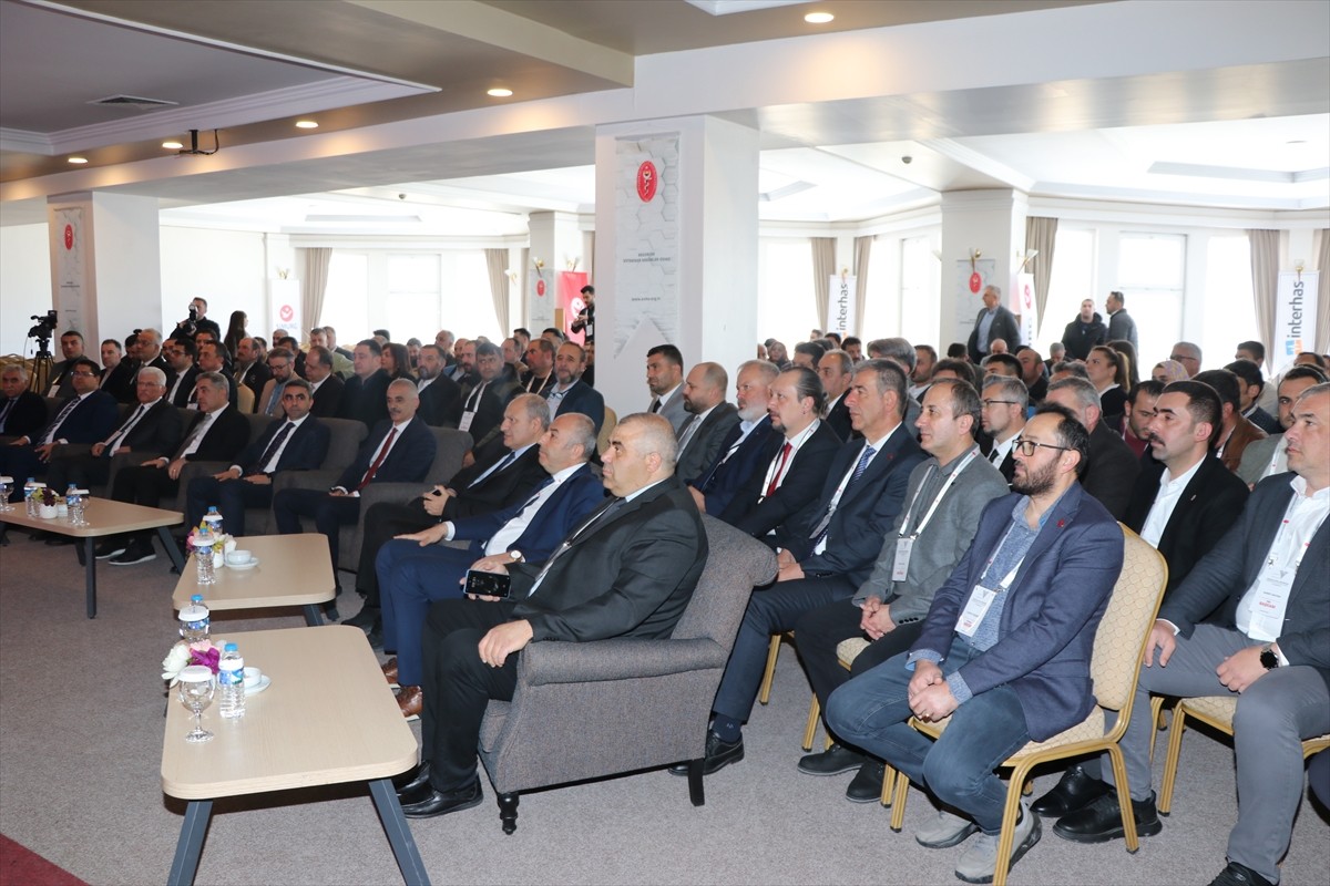 Erzurum'da, Türkiye'nin farklı şehirlerinden veteriner hekim ve akademisyenlerin katılımıyla...