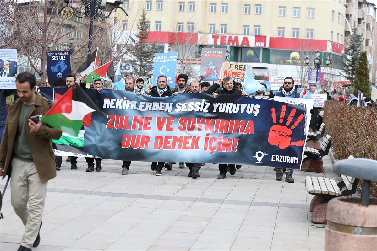 Erzurum'da vatandaşlar, İsrail'in Gazze'ye yönelik saldırılarını protesto etmek ve zulme dikkati...