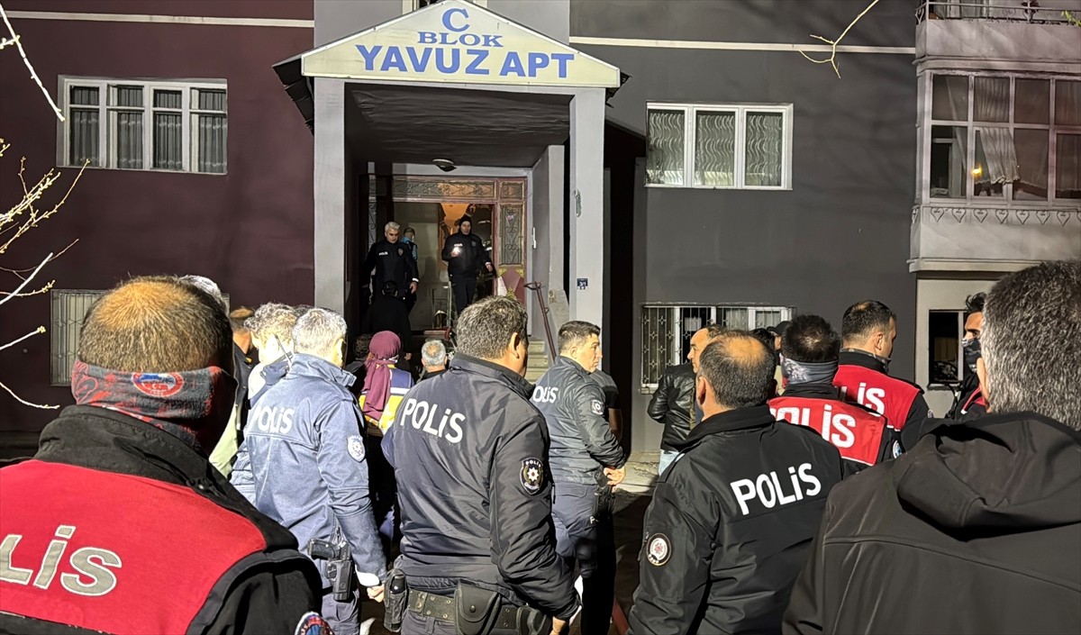 Erzurum'un Palandöken ilçesinde bir apartmanın zemin katında çıkan yangında 16 kişi dumandan...