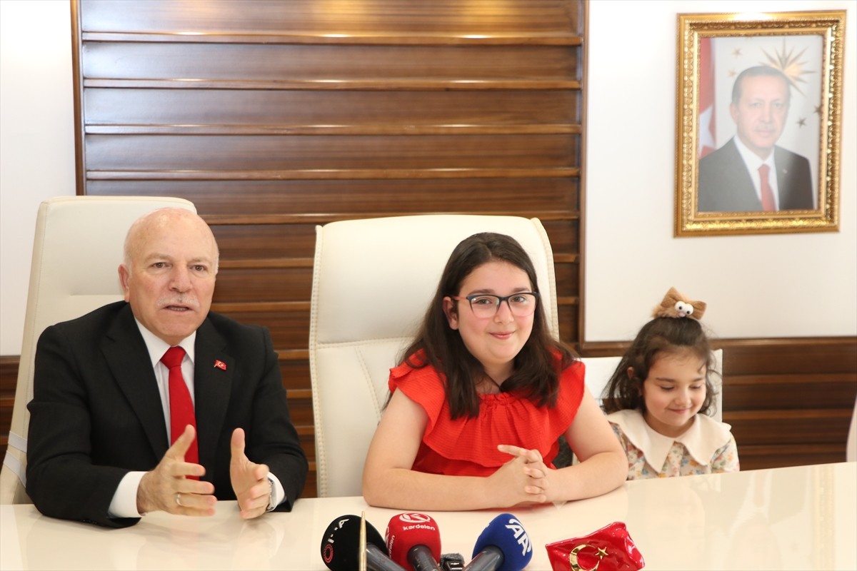 Erzurum Büyükşehir Belediye Başkanı Mehmet Sekmen'in (solda), 23 Nisan Ulusal Egemenlik ve Çocuk...