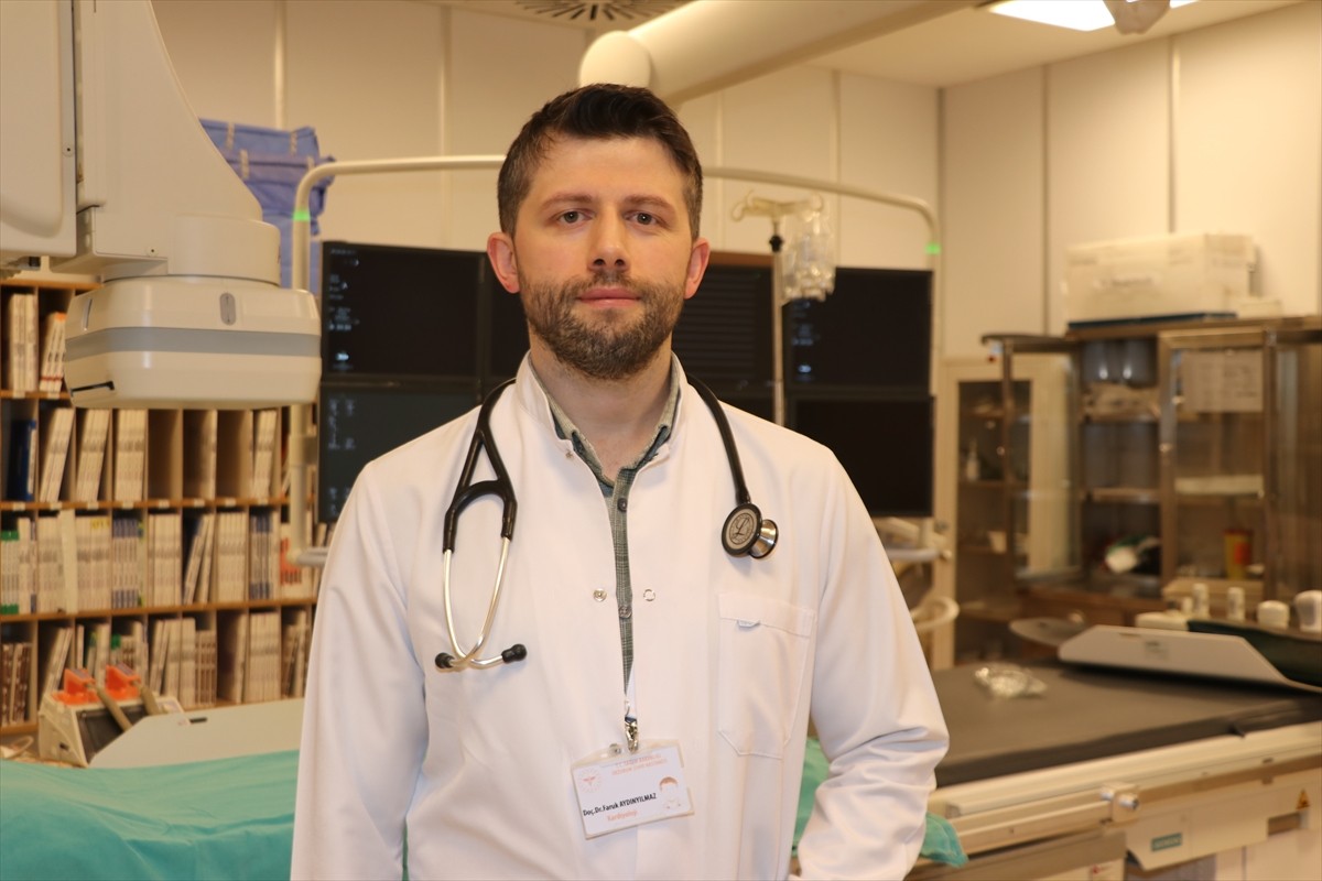 Erzurum Şehir Hastanesi Kardiyoloji Kliniğinden Doç. Dr. Faruk Aydınyılmaz, Kalp Sağlığı Haftası...
