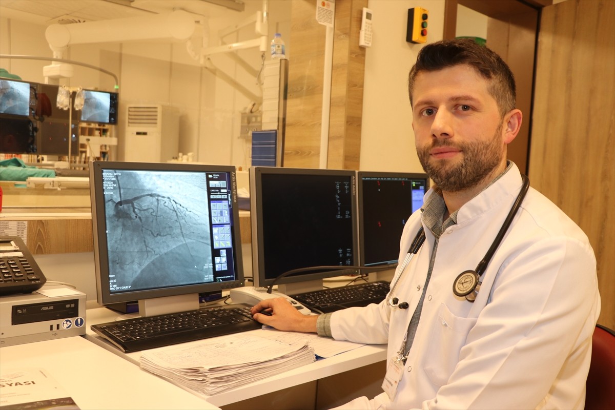 Erzurum Şehir Hastanesi Kardiyoloji Kliniğinden Doç. Dr. Faruk Aydınyılmaz, Kalp Sağlığı Haftası...