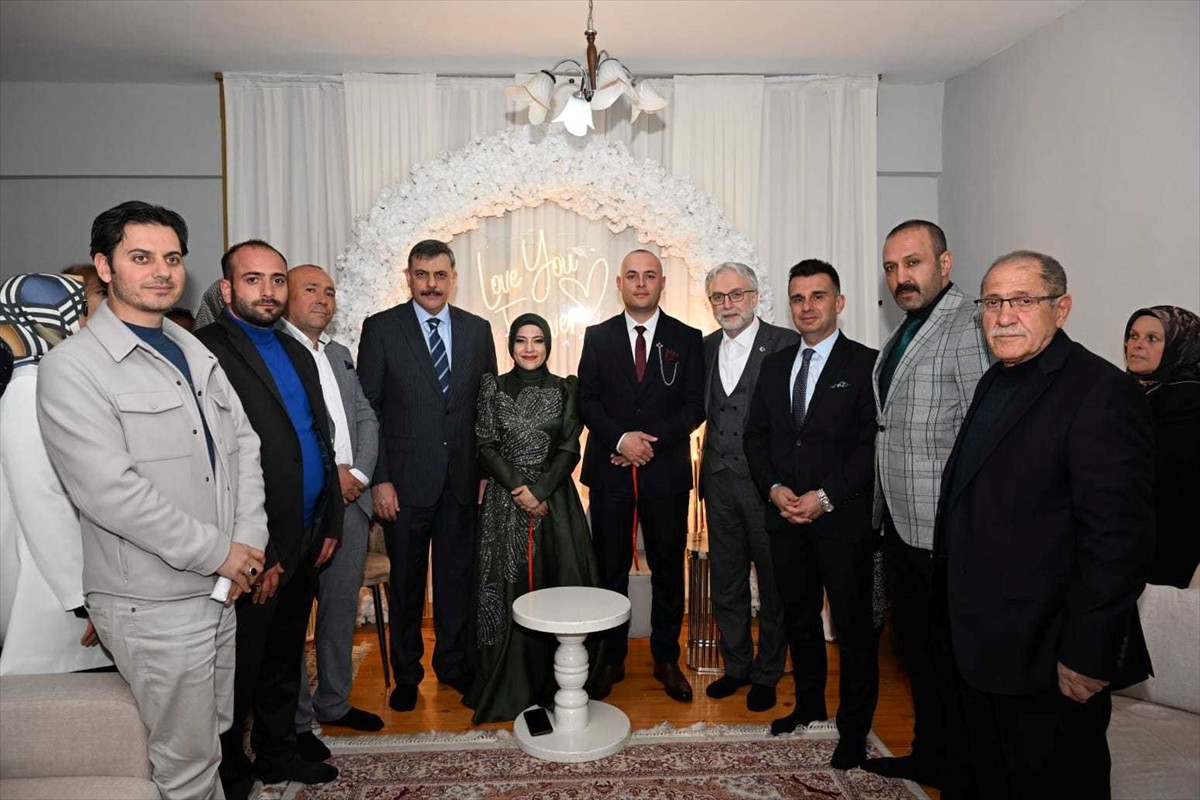 Erzurum Valisi Mustafa Çiftçi, öksüz ve yetim büyüyen genç kıza nişan merasiminde "babalık" yaptı....