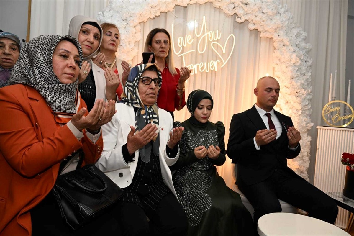 Erzurum Valisi Mustafa Çiftçi, öksüz ve yetim büyüyen genç kıza nişan merasiminde "babalık" yaptı....