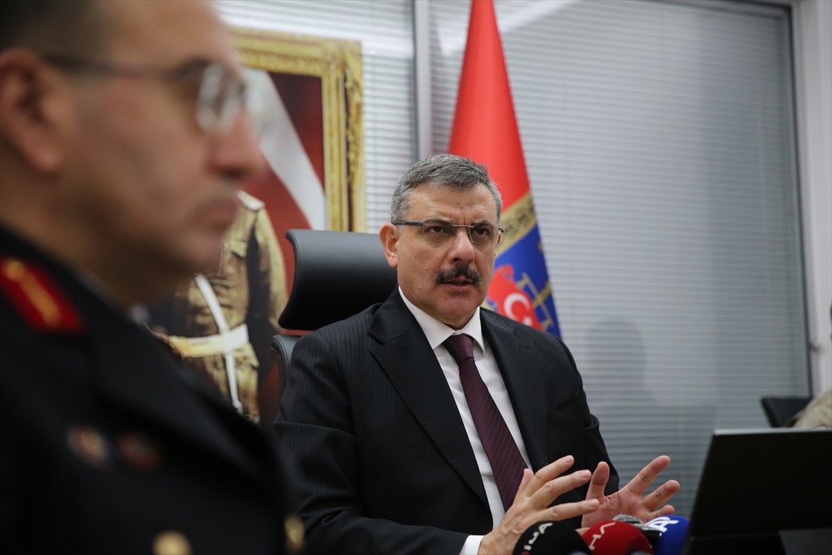 Erzurum Valisi Mustafa Çiftçi (ortada) Erzurum Emniyet Müdürlüğü'nde "Asayiş ve Güvenlik...