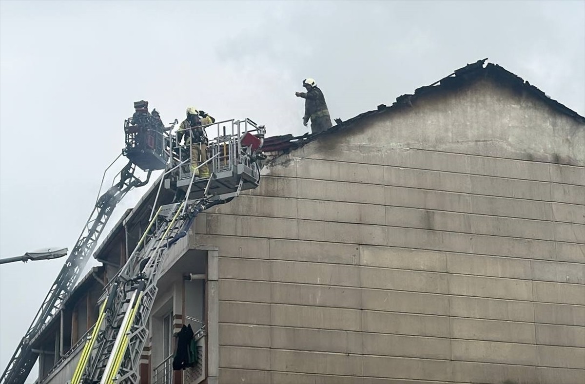 Esenyurt'ta 5 katlı binanın çatısında çıkan ve yan binanın çatısına da sirayet eden yangın...
