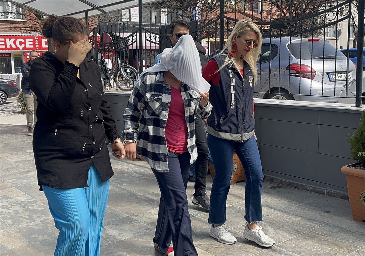 Eskişehir'de haklarında 86 yıl 11 ay, 10 yıl 2 ay ve 7 yıl 5 gün hapis cezası bulunan 3 firari...