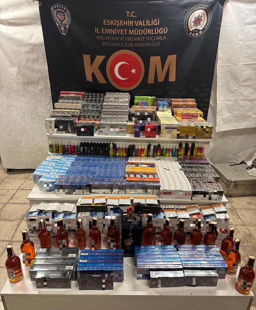 Eskişehir'de, kaçak ürünleri piyasaya sürmeye çalıştığı öne sürülen 4 kişi gözaltına alındı....