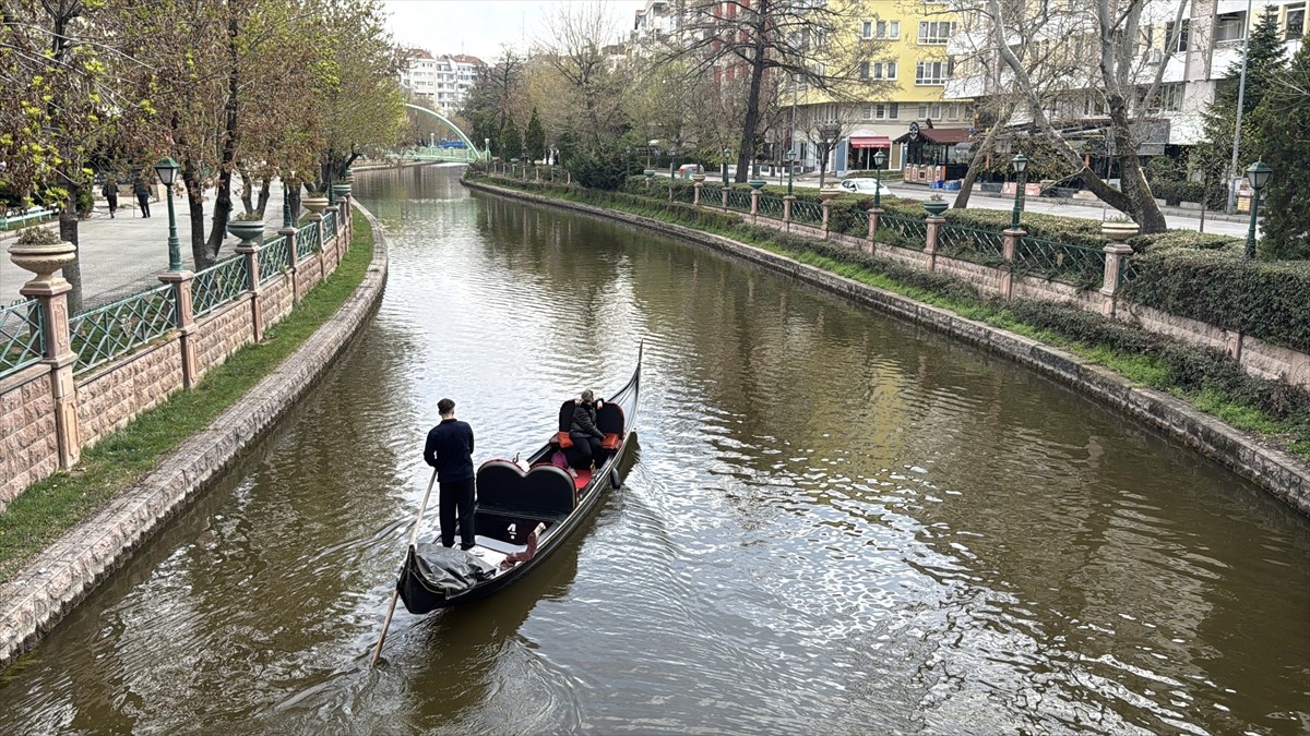 Eskişehir'de kent merkezinden geçen Porsuk Çayı'nın rengi kahverengiye döndü.