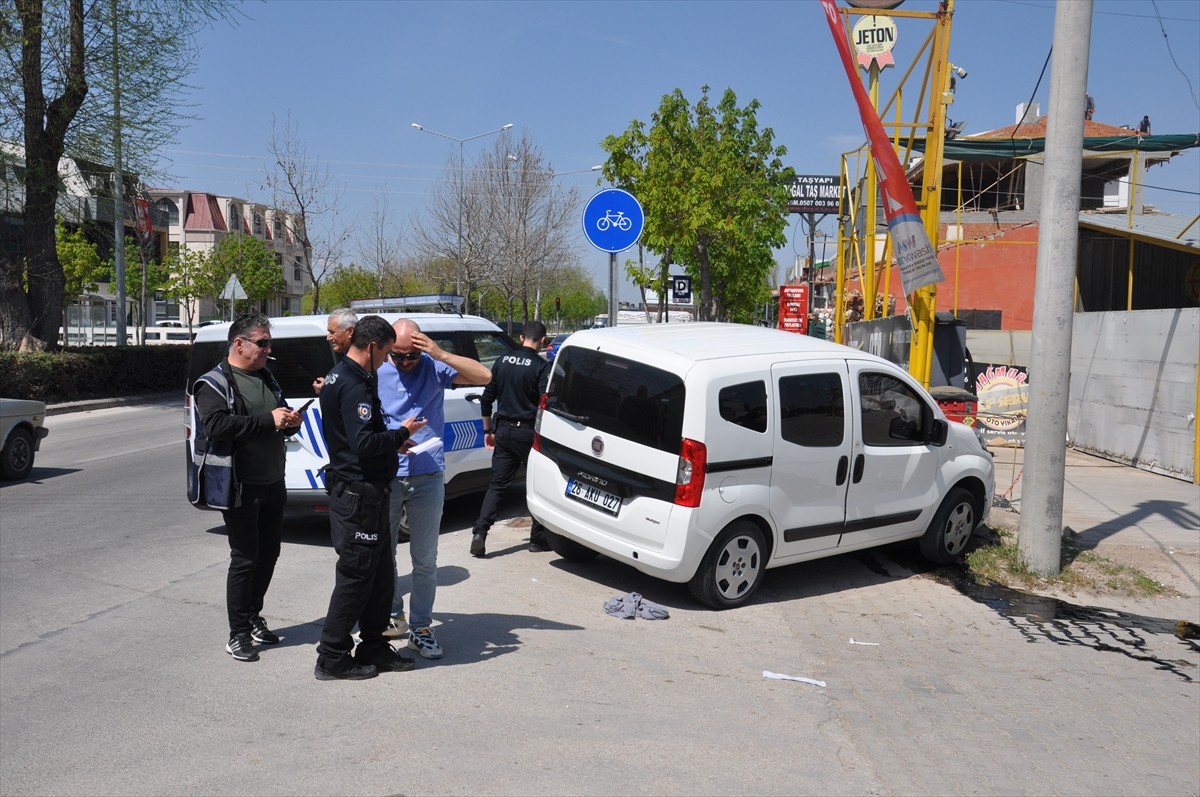 Eskişehir'de polisin "dur" ihtarına uymayan hafif ticari araçtaki 3 şüpheli, kovalamacayla...