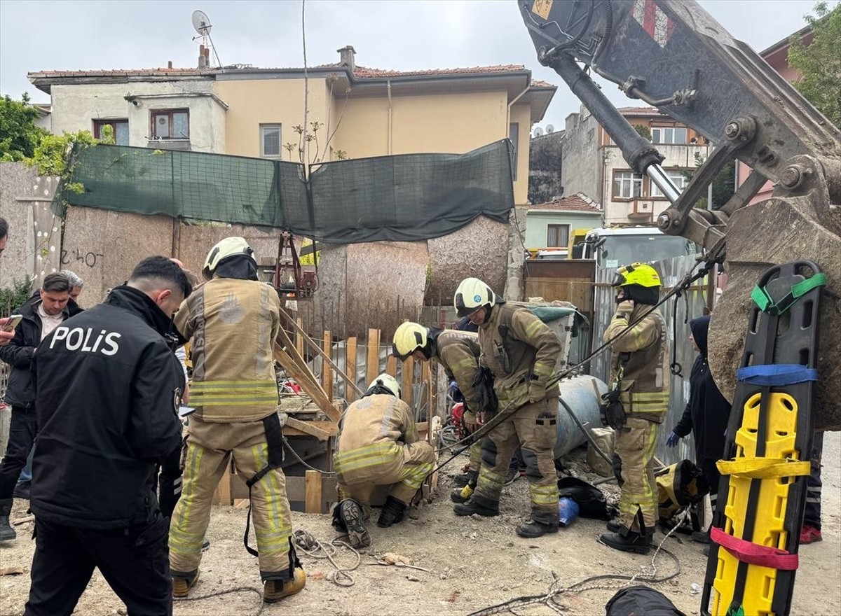 Fatih'te Hırka-i Şerif Mahallesi'ndeki inşaat alanında iş makinesinin çarpmasıyla "kuyu temel"e...