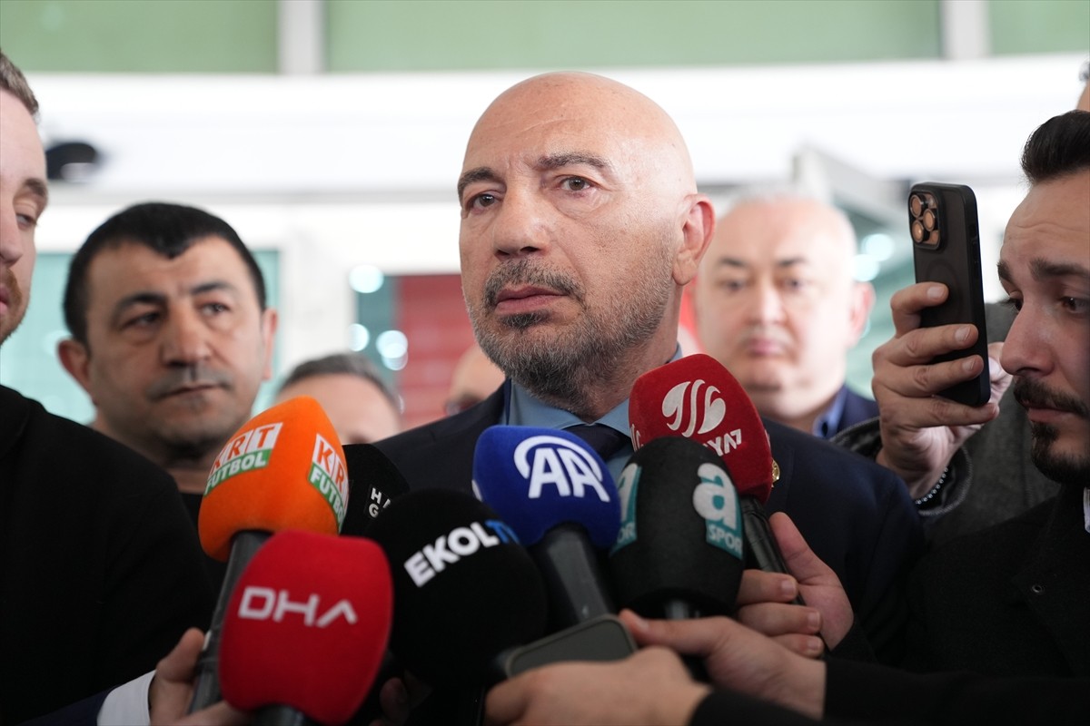 Fenerbahçe Kulübü Başkan Adayı Hakan Bilal Kutlualp, Kalamış'ta bulunan Fenerbahçe Faruk Ilgaz...