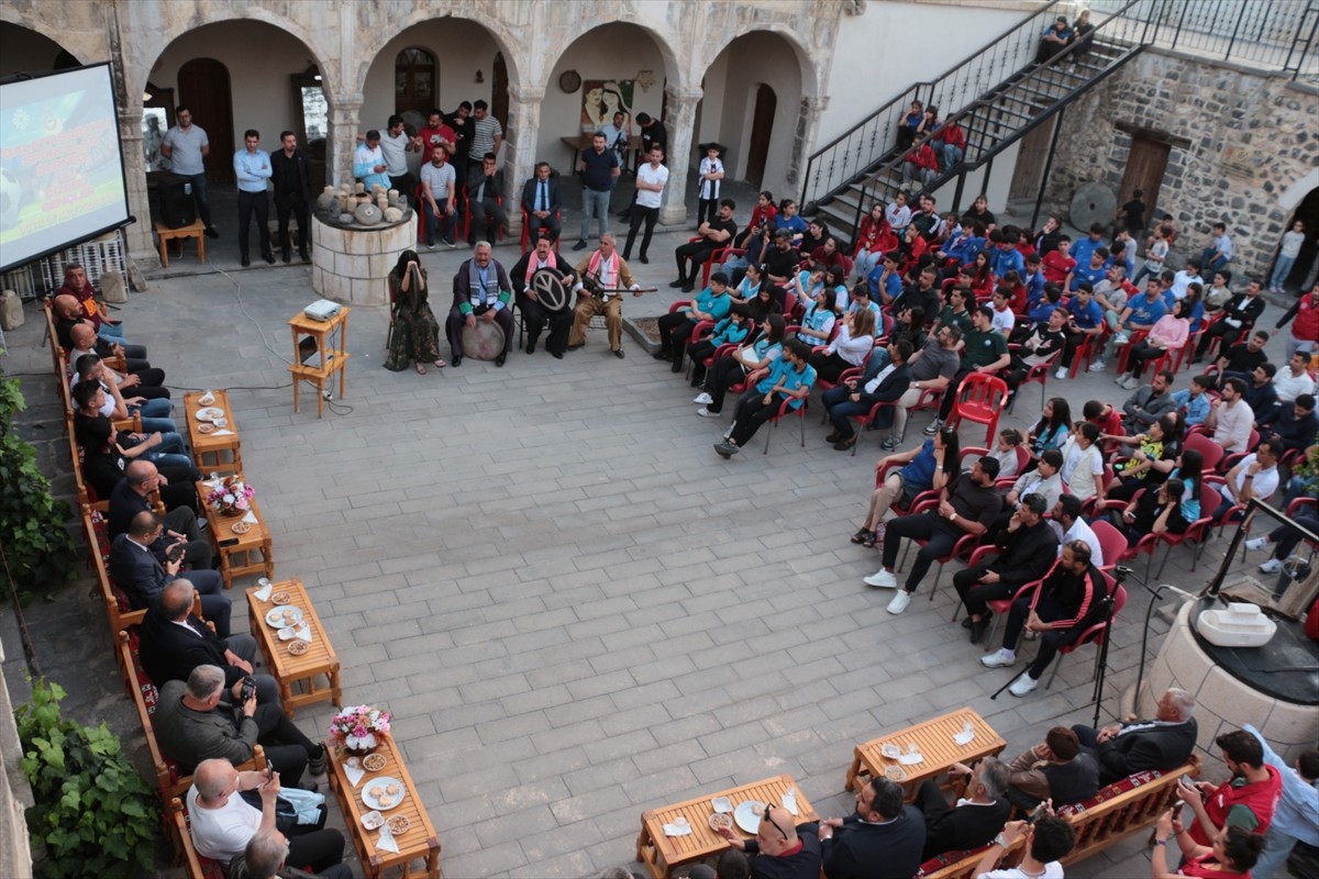 Galatasaraylı bazı eski futbolcular, Şırnak'ın Cizre ilçesinde gençlerle bir araya geldi. Cizre...