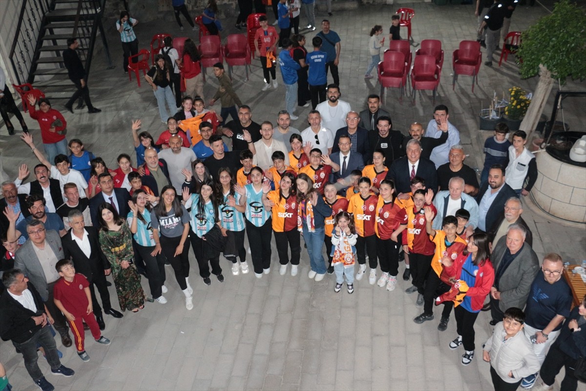 Galatasaraylı bazı eski futbolcular, Şırnak'ın Cizre ilçesinde gençlerle bir araya geldi. Cizre...