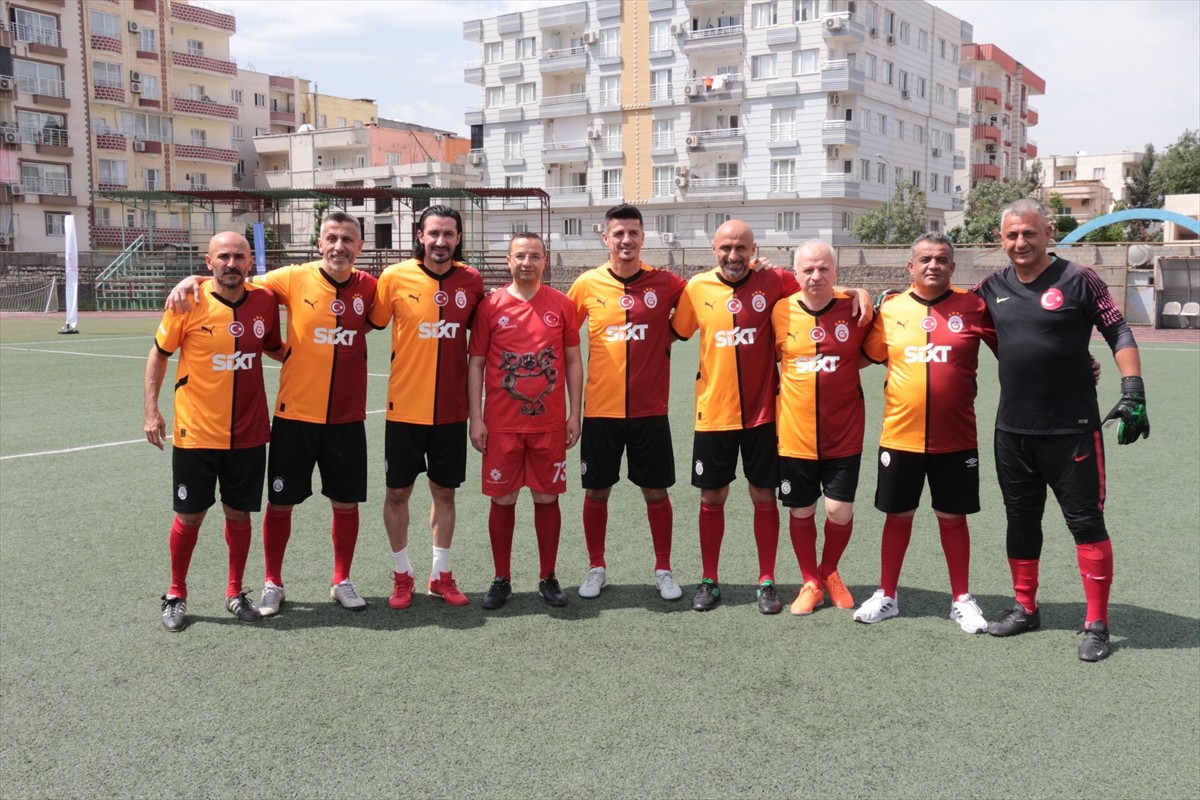 Galatasaraylı bazı eski futbolcular, Şırnak'ın Cizre ilçesinde gençlerle dostluk maçı yaptı....