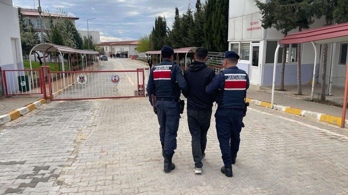 Gaziantep'te hakkında 21 yıl 6 ay kesinleşmiş hapis cezası bulunan firari hükümlü yakalandı....